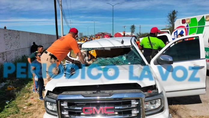 Grave pareja; chocan con vigas en San Buena