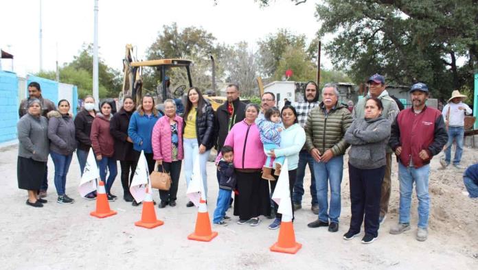 Arrancan línea de agua potable en la colonia El Encino 