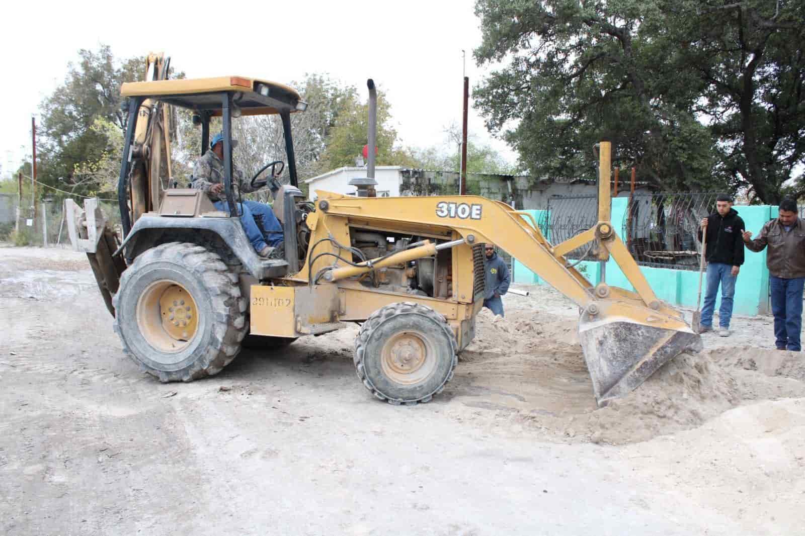 Arrancan línea de agua potable en la colonia El Encino 