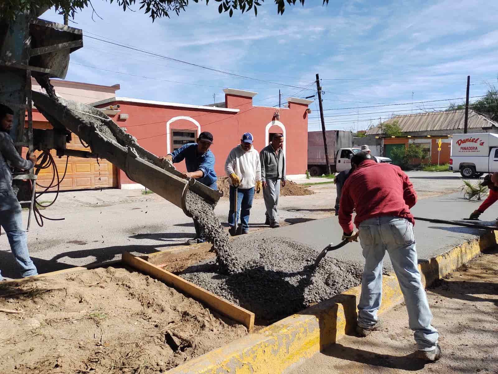 Colocan concreto a camellón