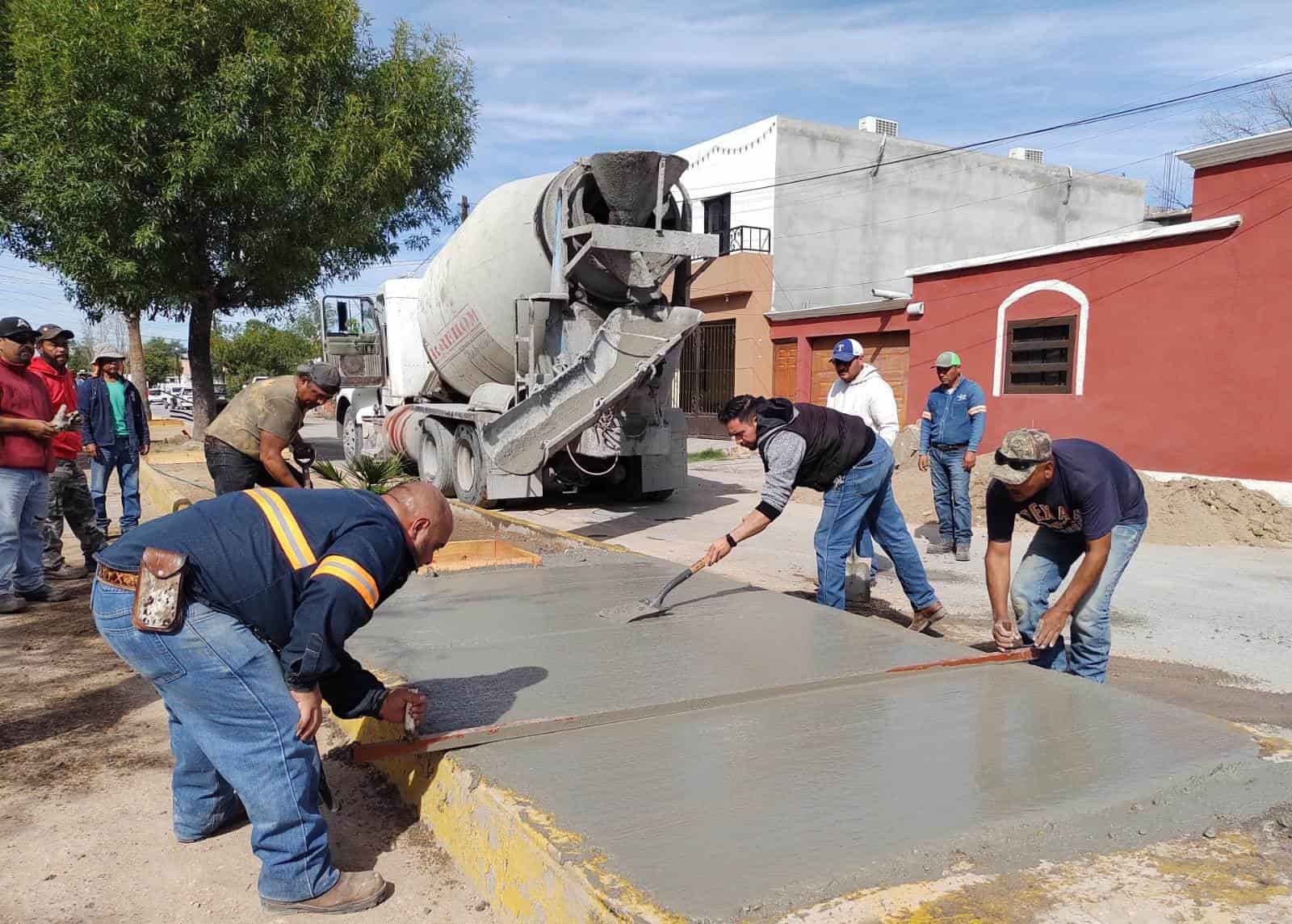 Colocan concreto a camellón