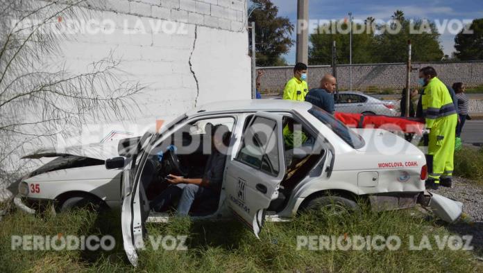 ‘Rebota’ taxi contra pared; terminan viaje en el hospital