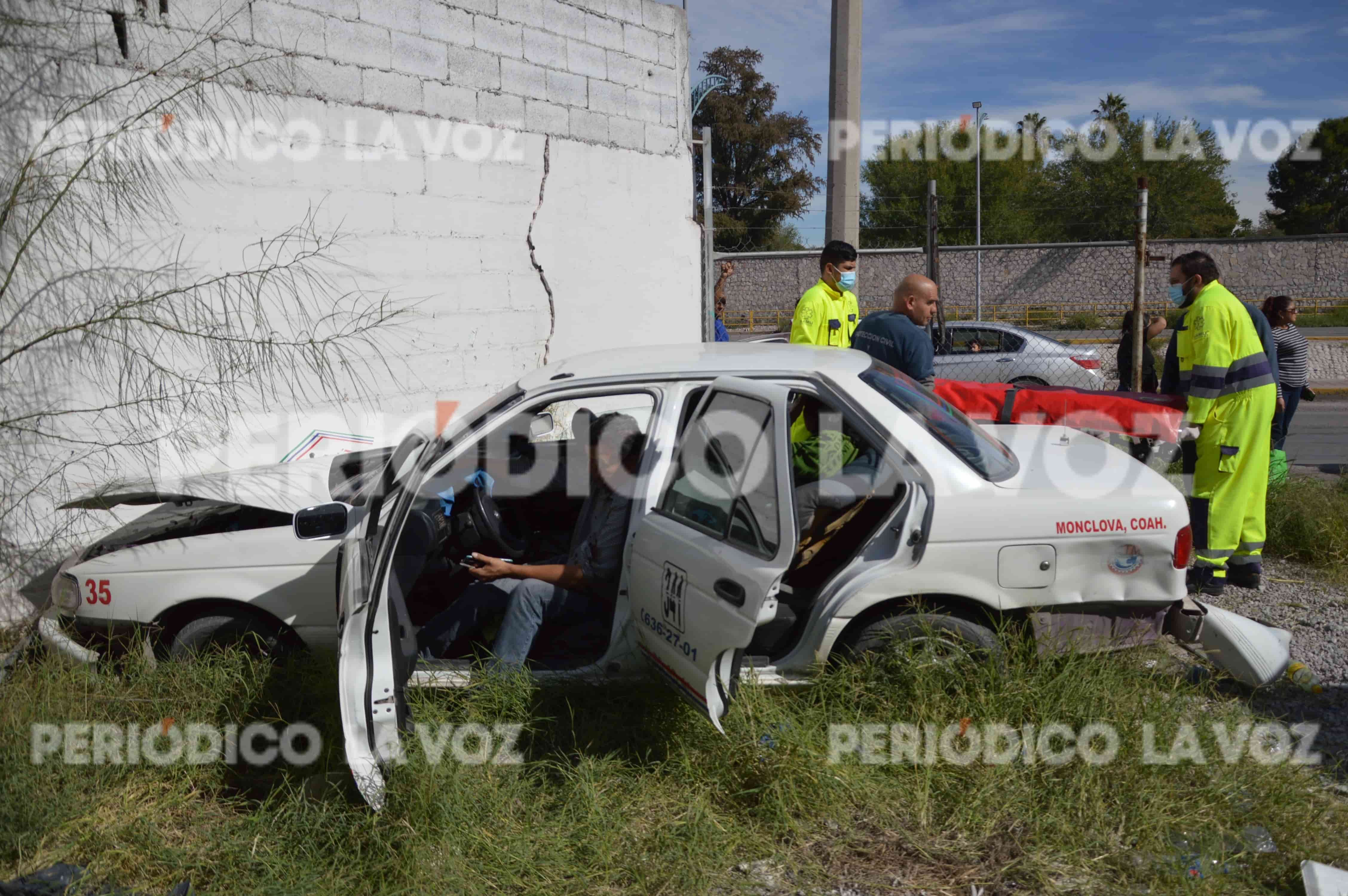 ‘Rebota’ taxi contra pared; terminan viaje en el hospital ‘Rebota’ taxi contra pared; terminan viaje en el hospital