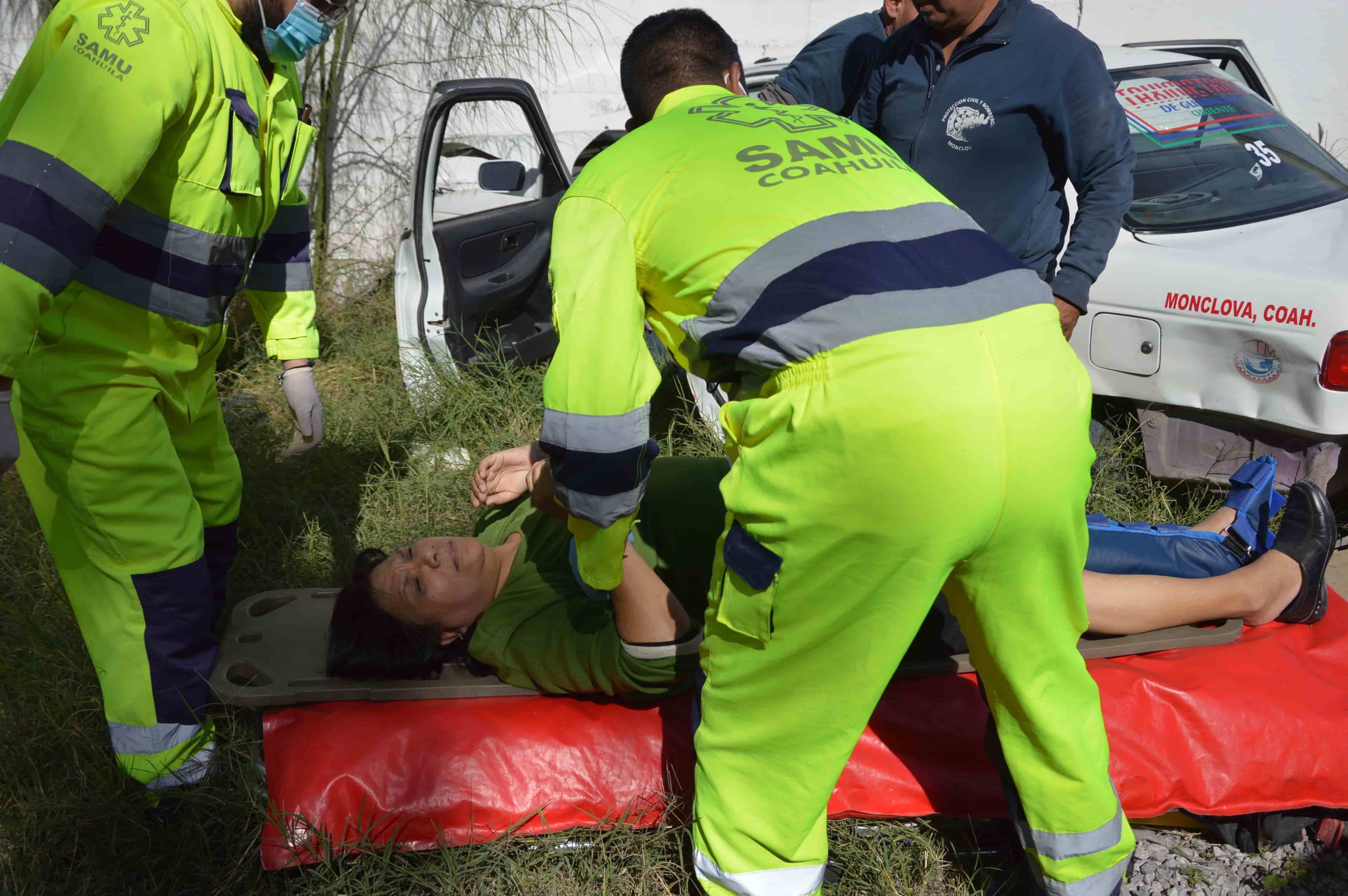 ‘Rebota’ taxi contra pared; terminan viaje en el hospital