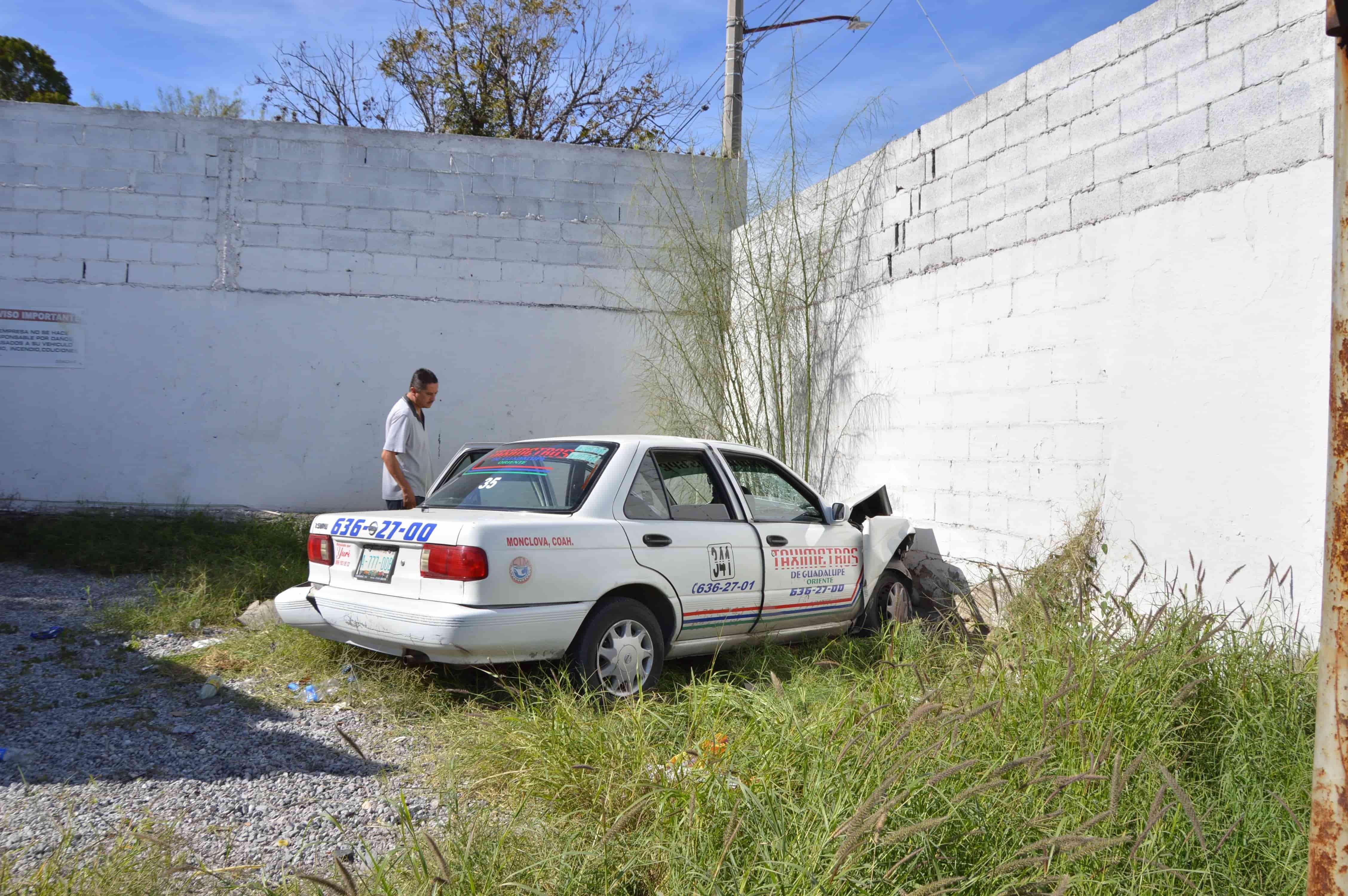 ‘Rebota’ taxi contra pared; terminan viaje en el hospital
