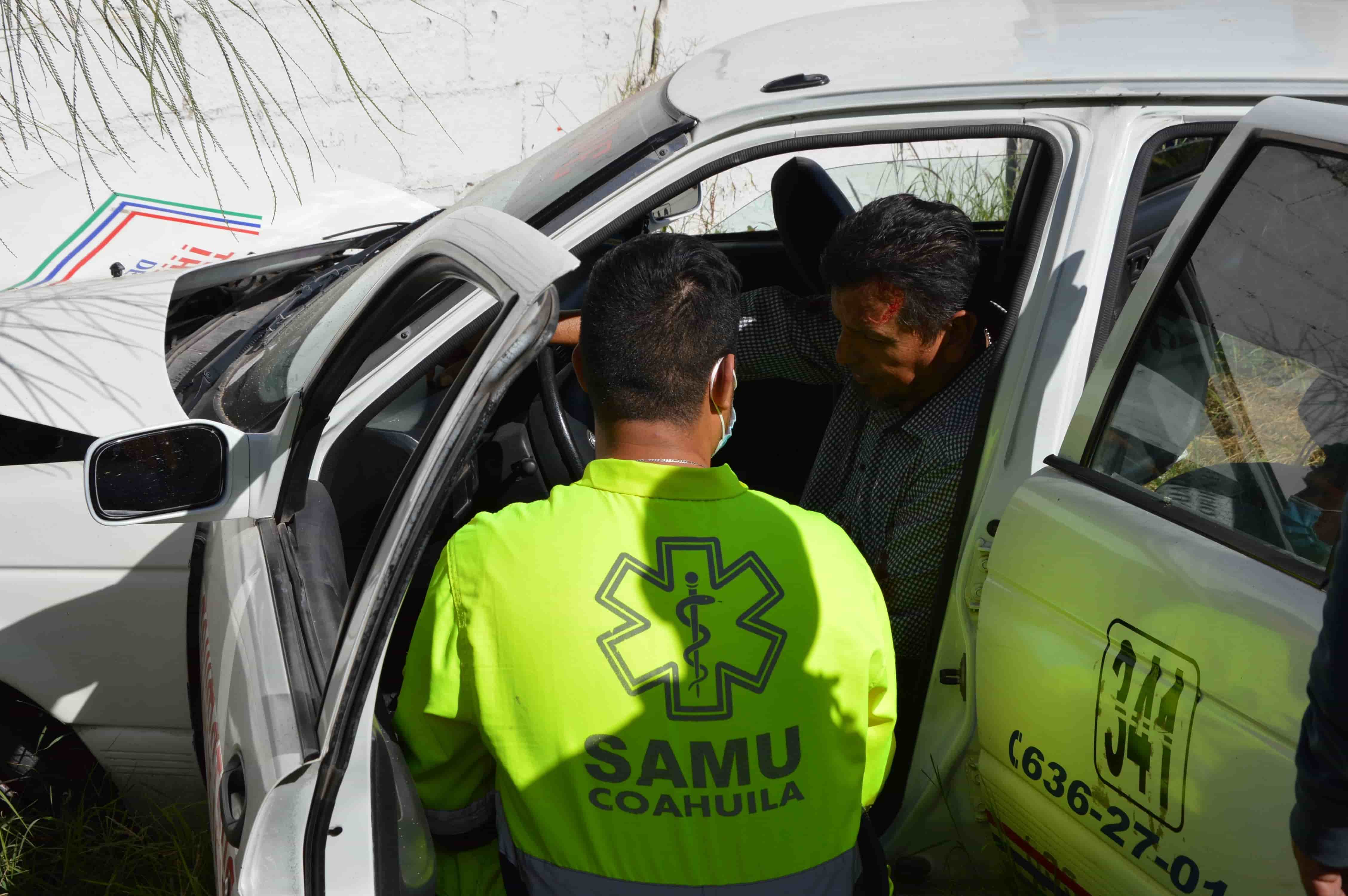 ‘Rebota’ taxi contra pared; terminan viaje en el hospital