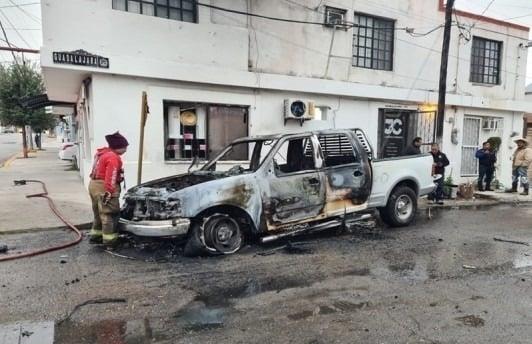Arde camioneta