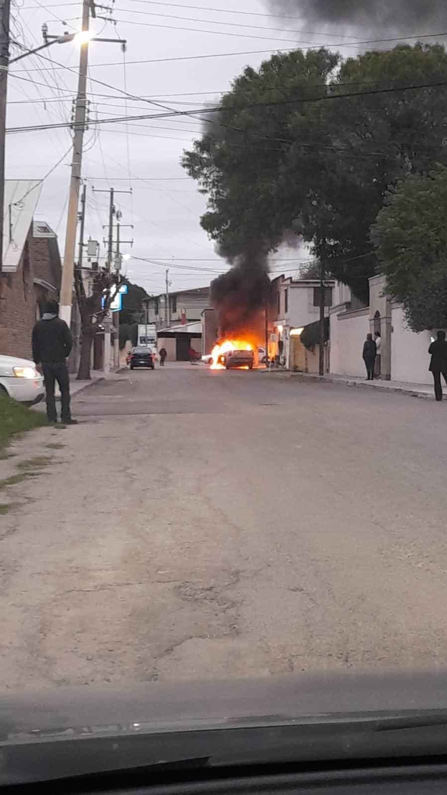 Arde camioneta