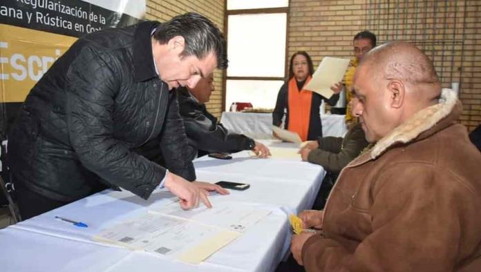 Escrituran 300 vecinos de la Lázaro Cárdenas 