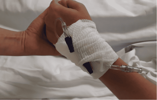 Intenta adolescente acabar con su vida