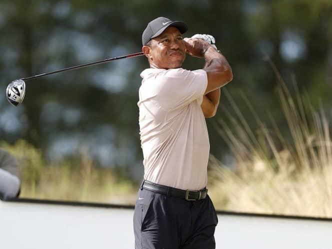 Tiger Woods luce fuera de ritmo en su regreso al golf