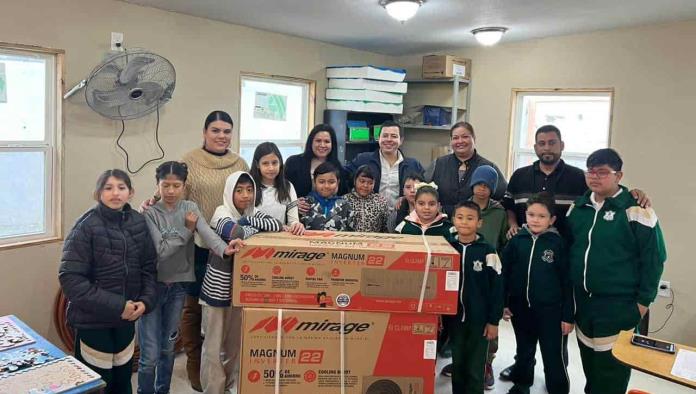 Apoyan a la escuela Leona Vicario con mini split y material didáctico