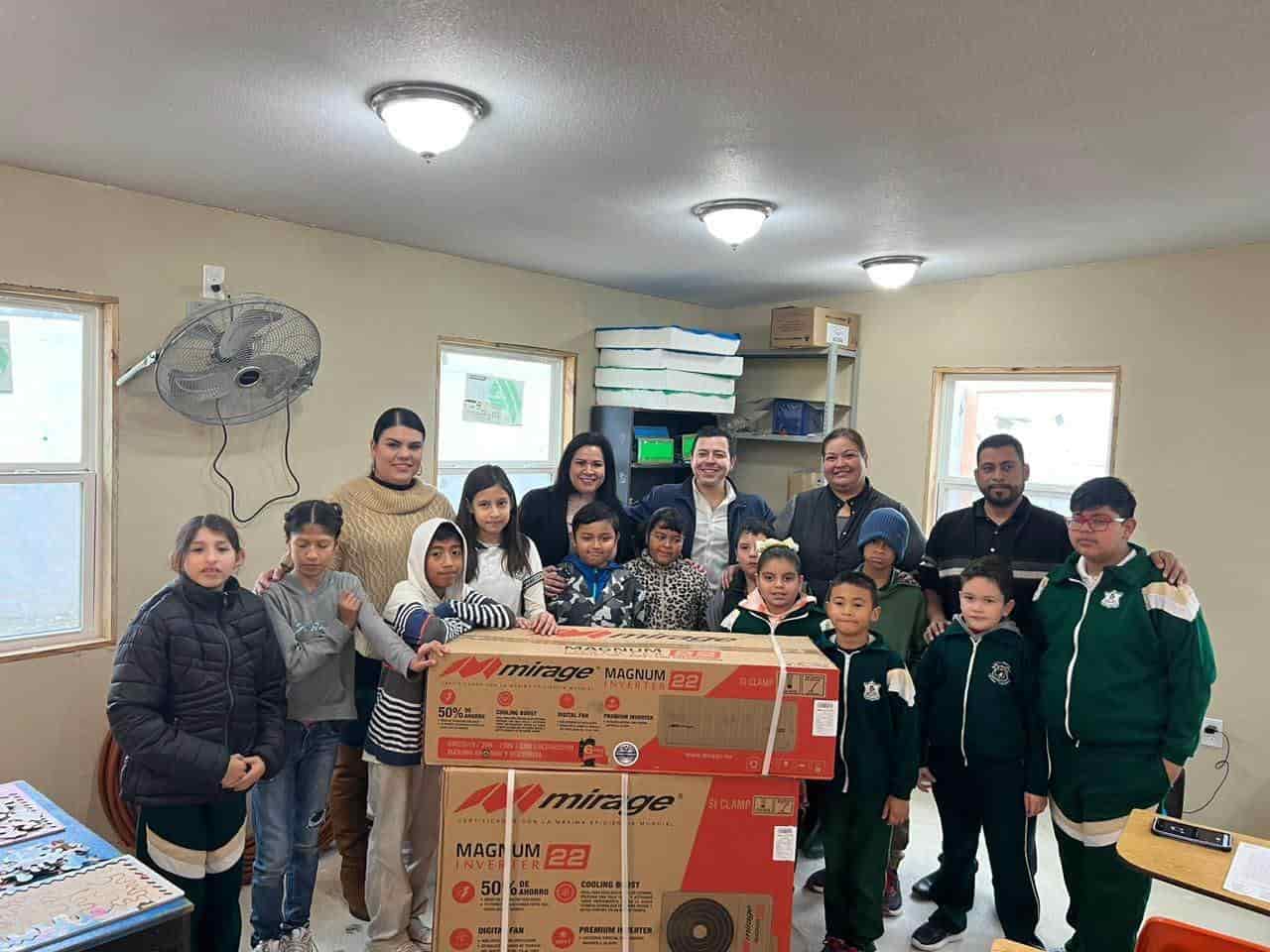 Apoyan a la escuela Leona Vicario con mini split y material didáctico