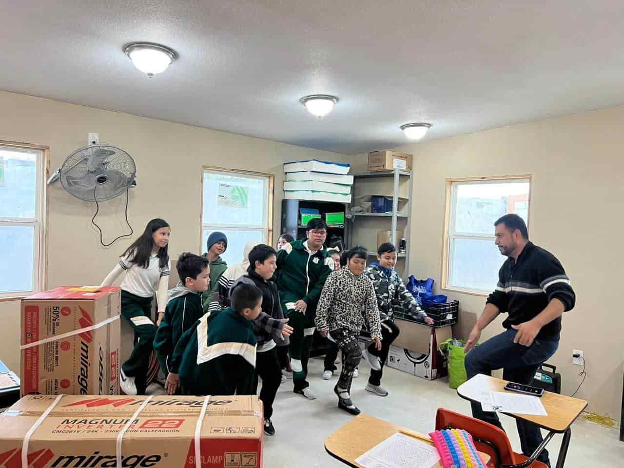 Apoyan a la escuela Leona Vicario con mini split y material didáctico
