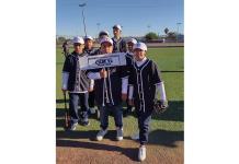 Apoya Piña a beisbolistas con uniformes