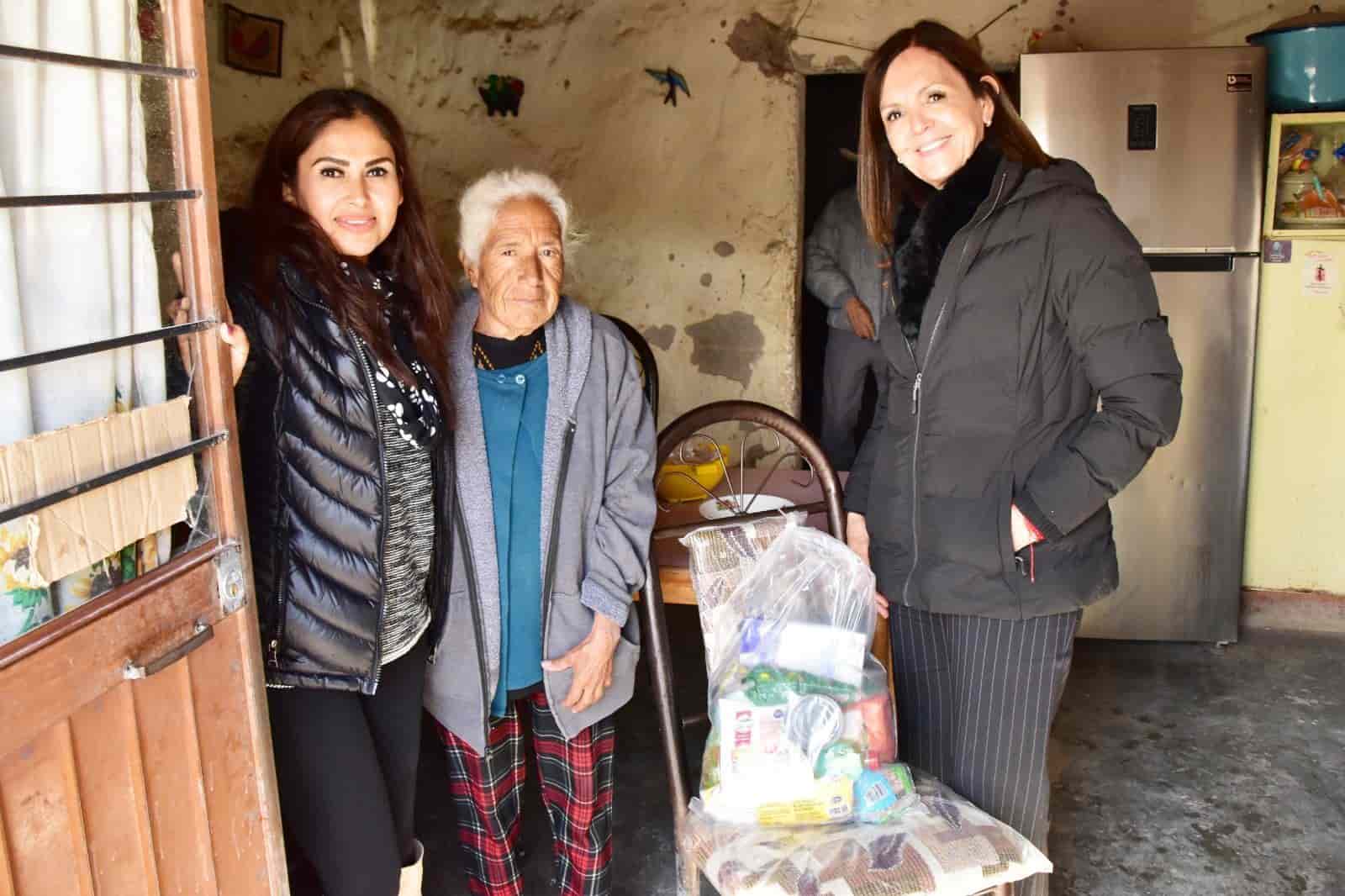 Entregan alimentos a Adultos Mayores