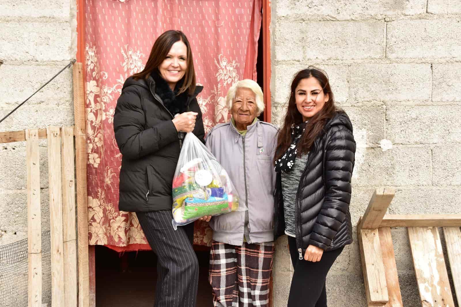 Entregan alimentos a Adultos Mayores