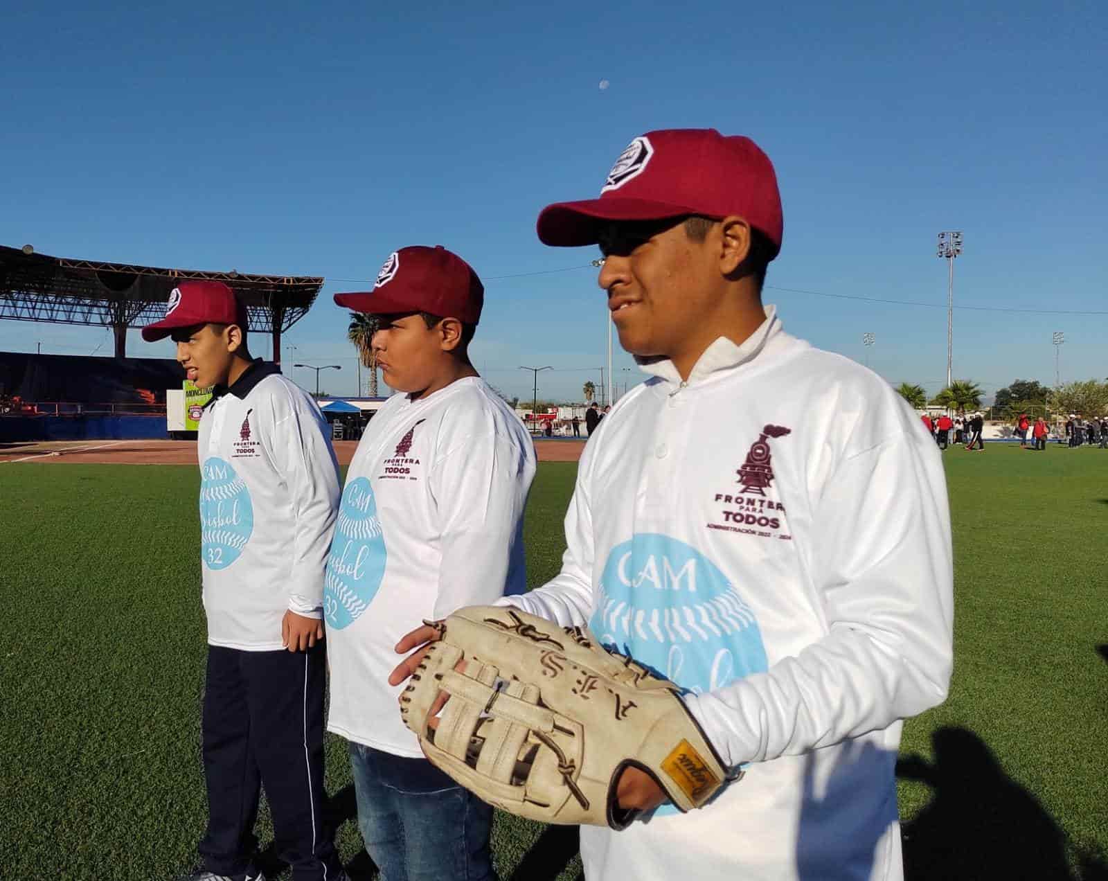 Apoya Piña a beisbolistas con uniformes