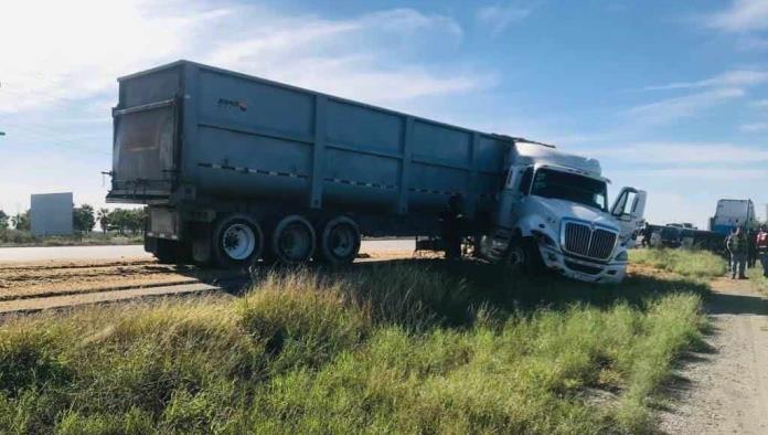 Ocasiona APARATOSO ACCIDENTE por no asegurar un montacargas