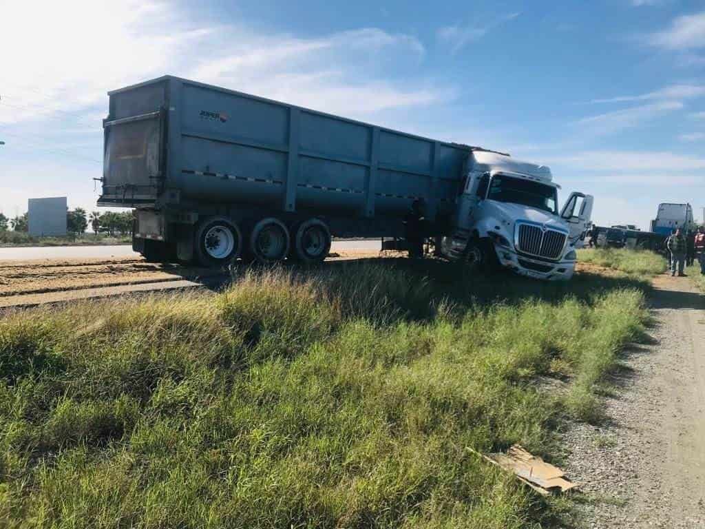 Ocasiona APARATOSO ACCIDENTE por no asegurar un montacargas