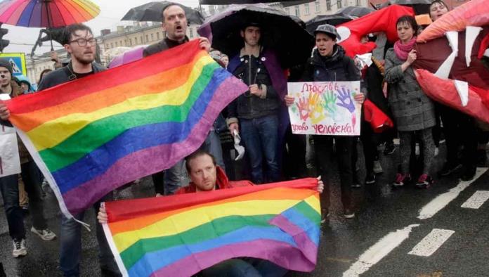 Policía de Moscú hace redadas en bares gay tras aprobación de ley anti LGBT