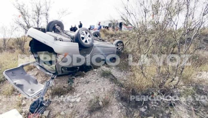 Vuelca en los Puentes Cuates de Castaños