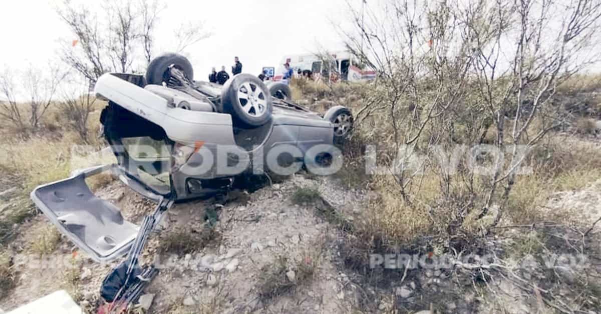 Vuelca en los Puentes Cuates de Castaños