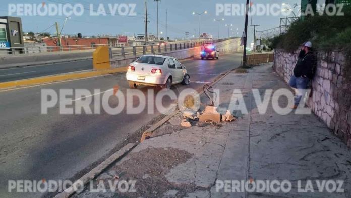 Rebota Jetta en base de puente del bulevar Pape