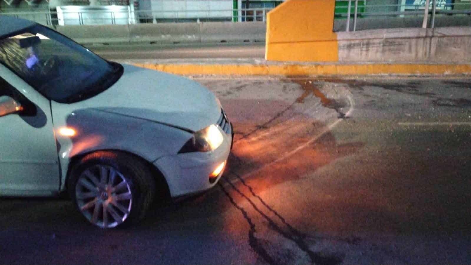 Rebota Jetta en base de puente del bulevar Pape