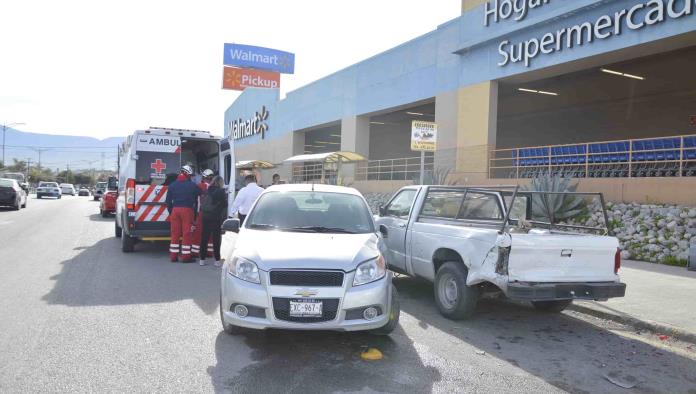 Esquiva vehículo para no chocar pero se estampa en camioneta