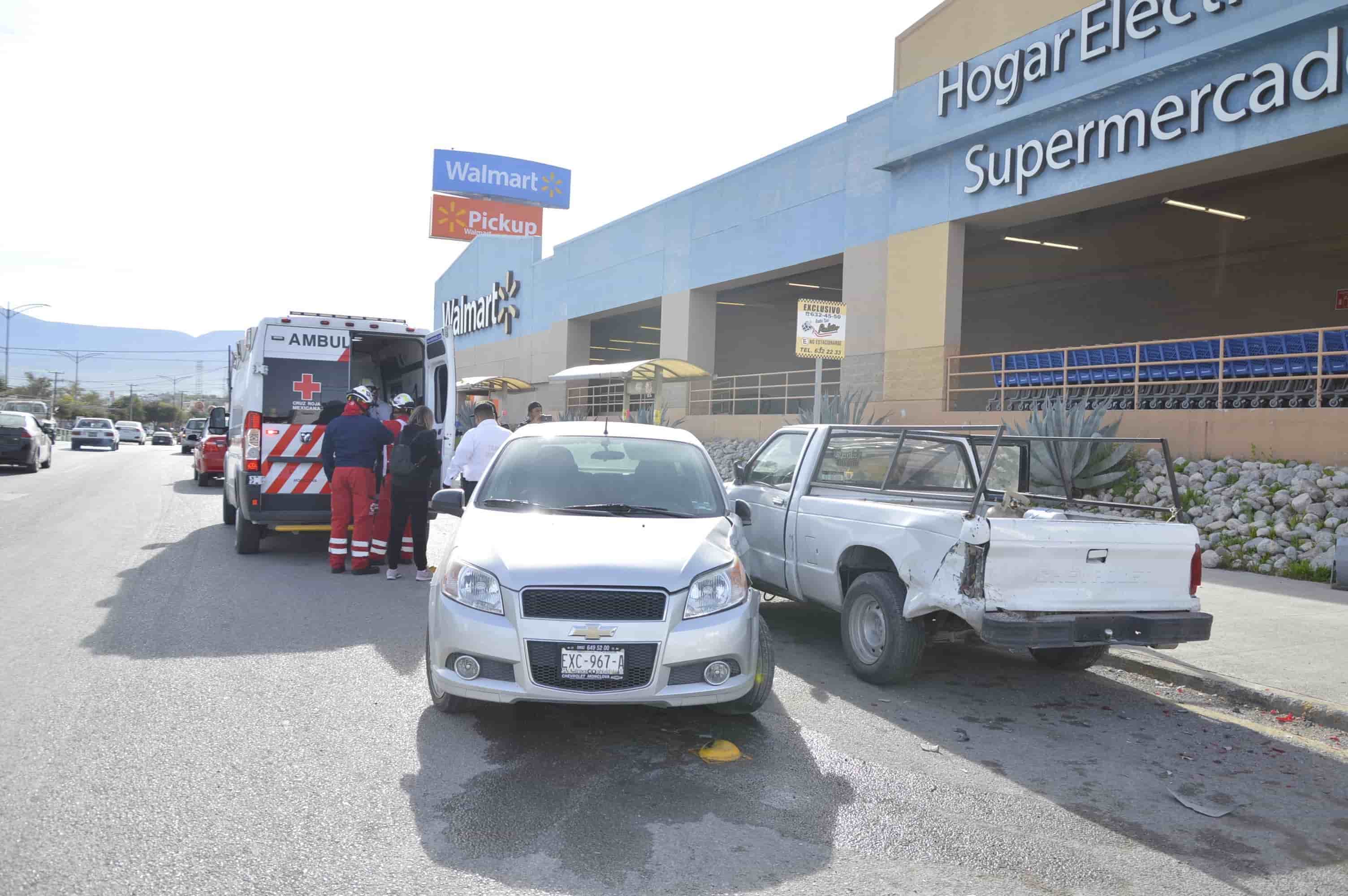 Esquiva vehículo para no chocar pero se estampa en camioneta