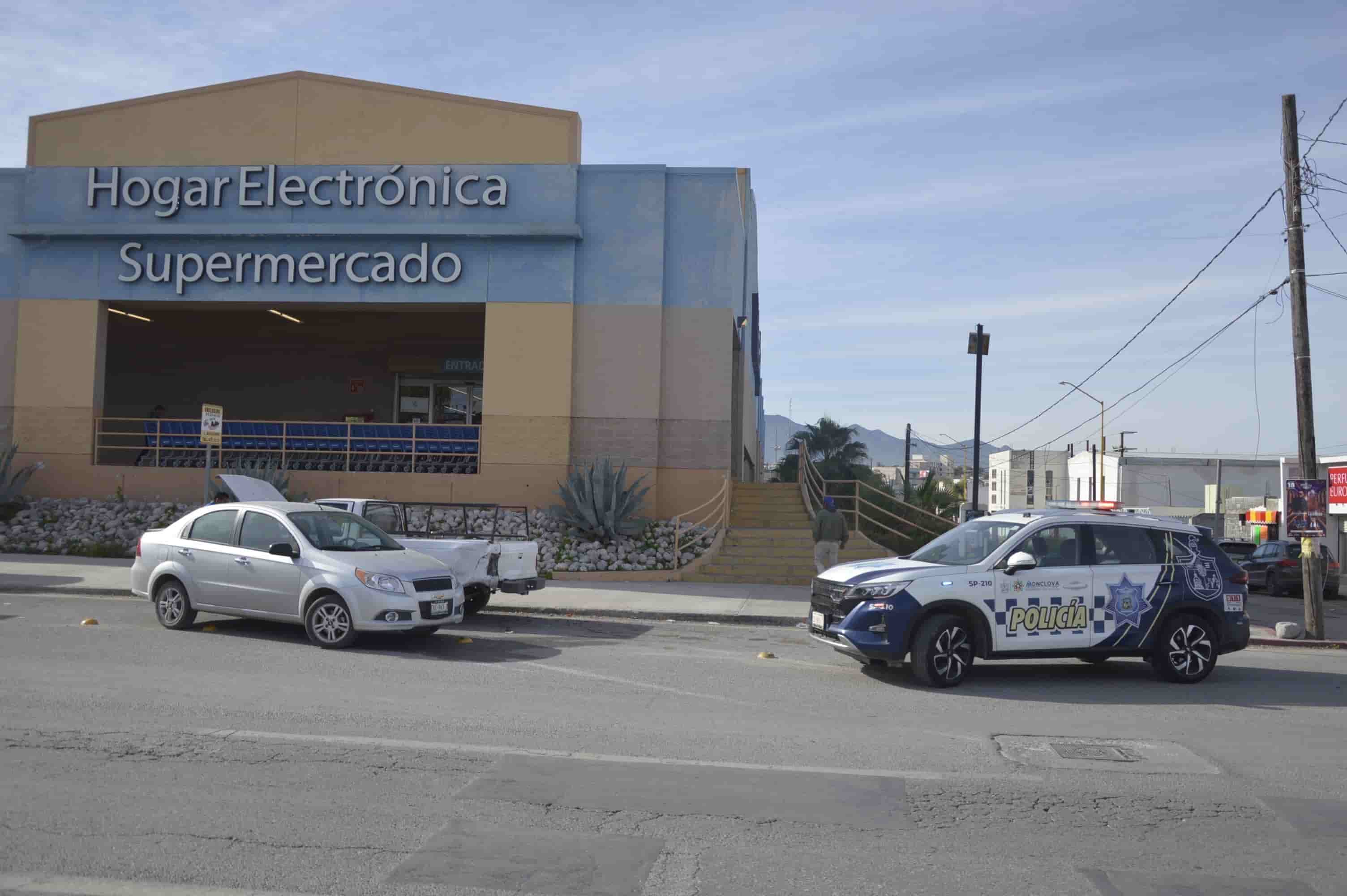 Esquiva vehículo para no chocar pero se estampa en camioneta