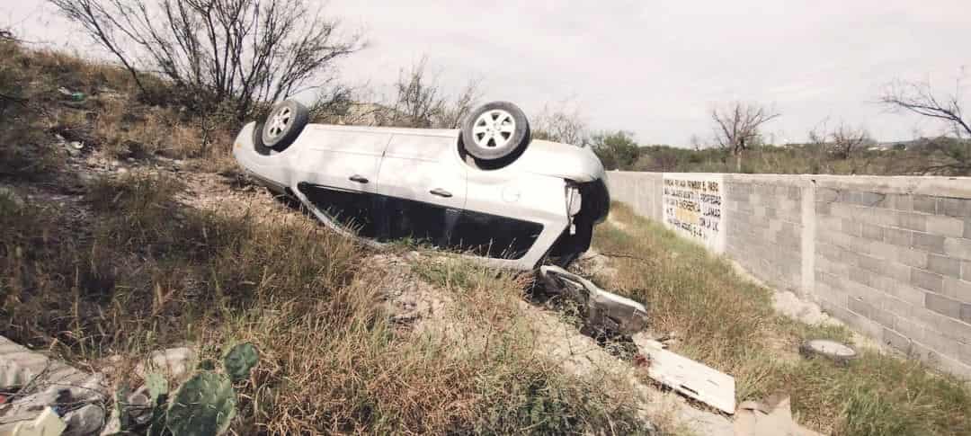 Vuelca en los Puentes Cuates de Castaños