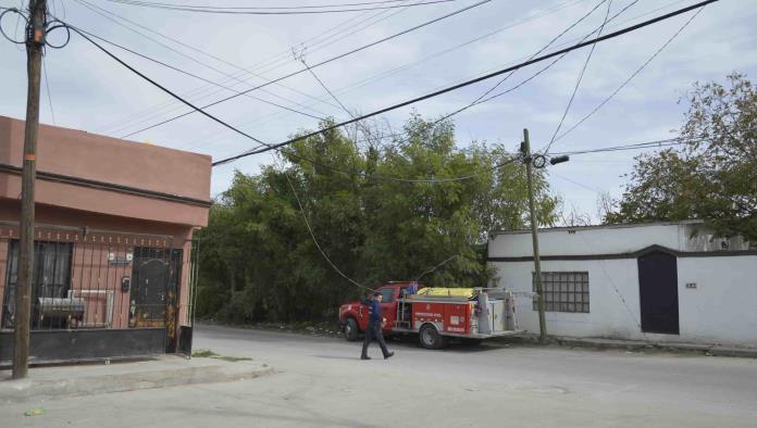 Estira cables y daña mufa con camión de paquetería 