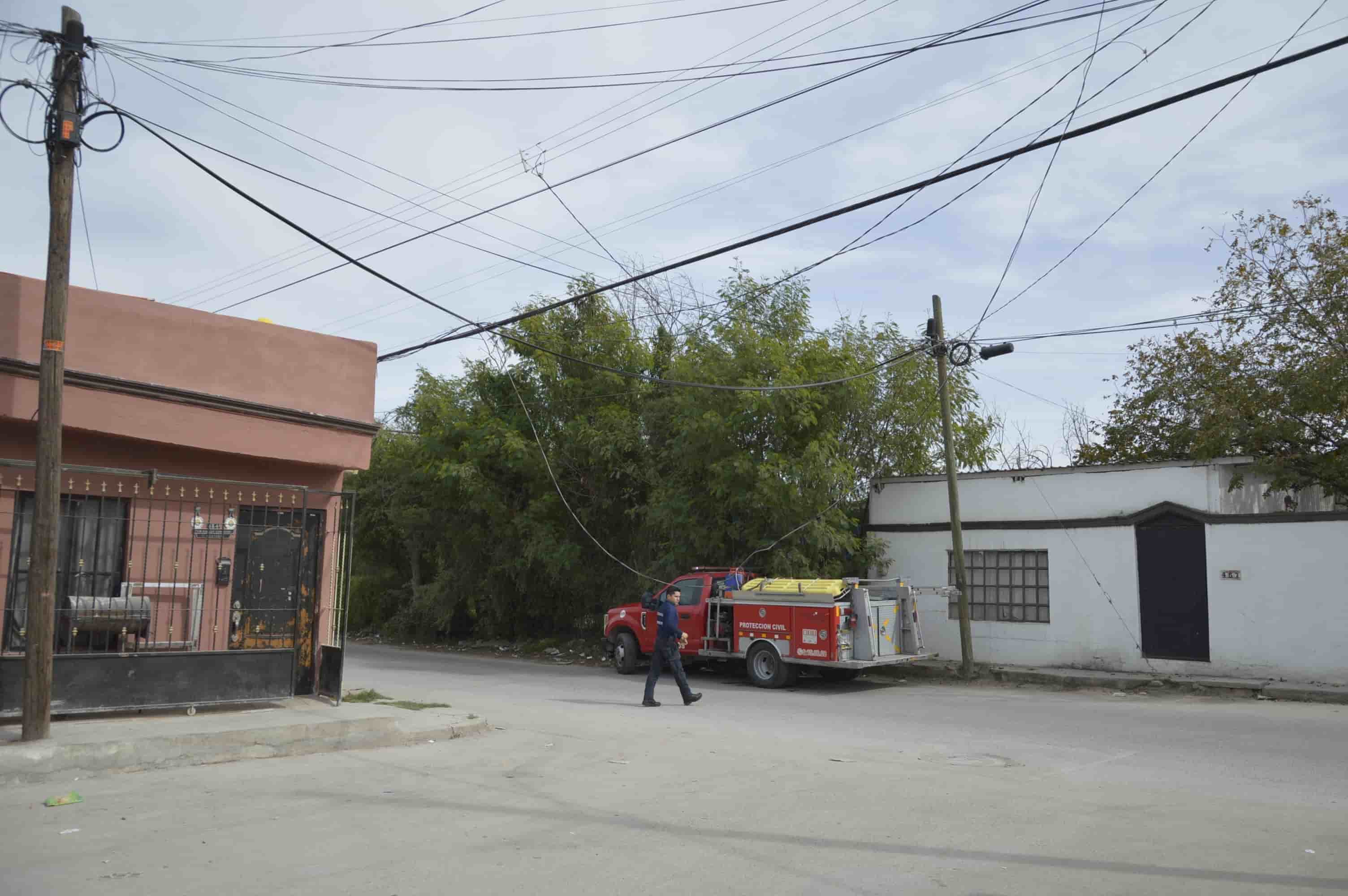 Estira cables y daña mufa con camión de paquetería 