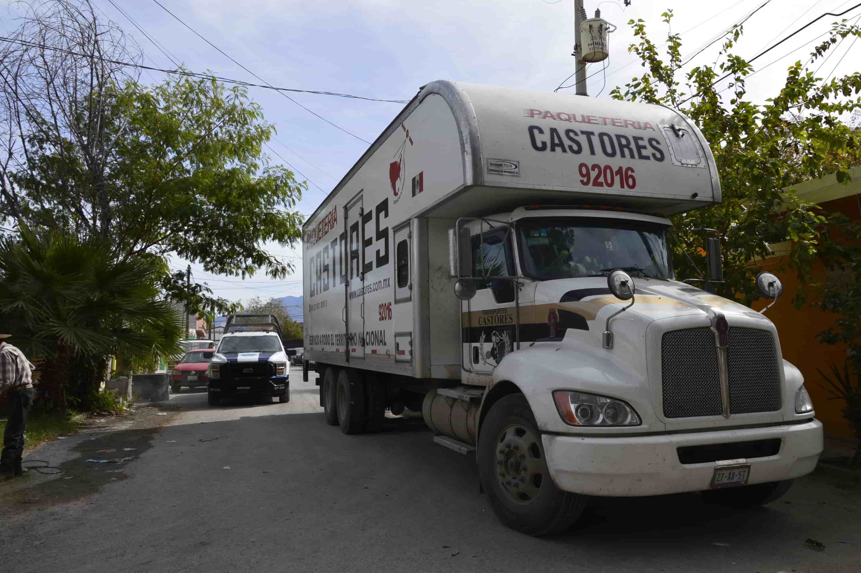 Estira cables y daña mufa con camión de paquetería 