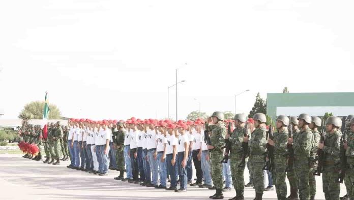 Recibe mujer cartilla militar