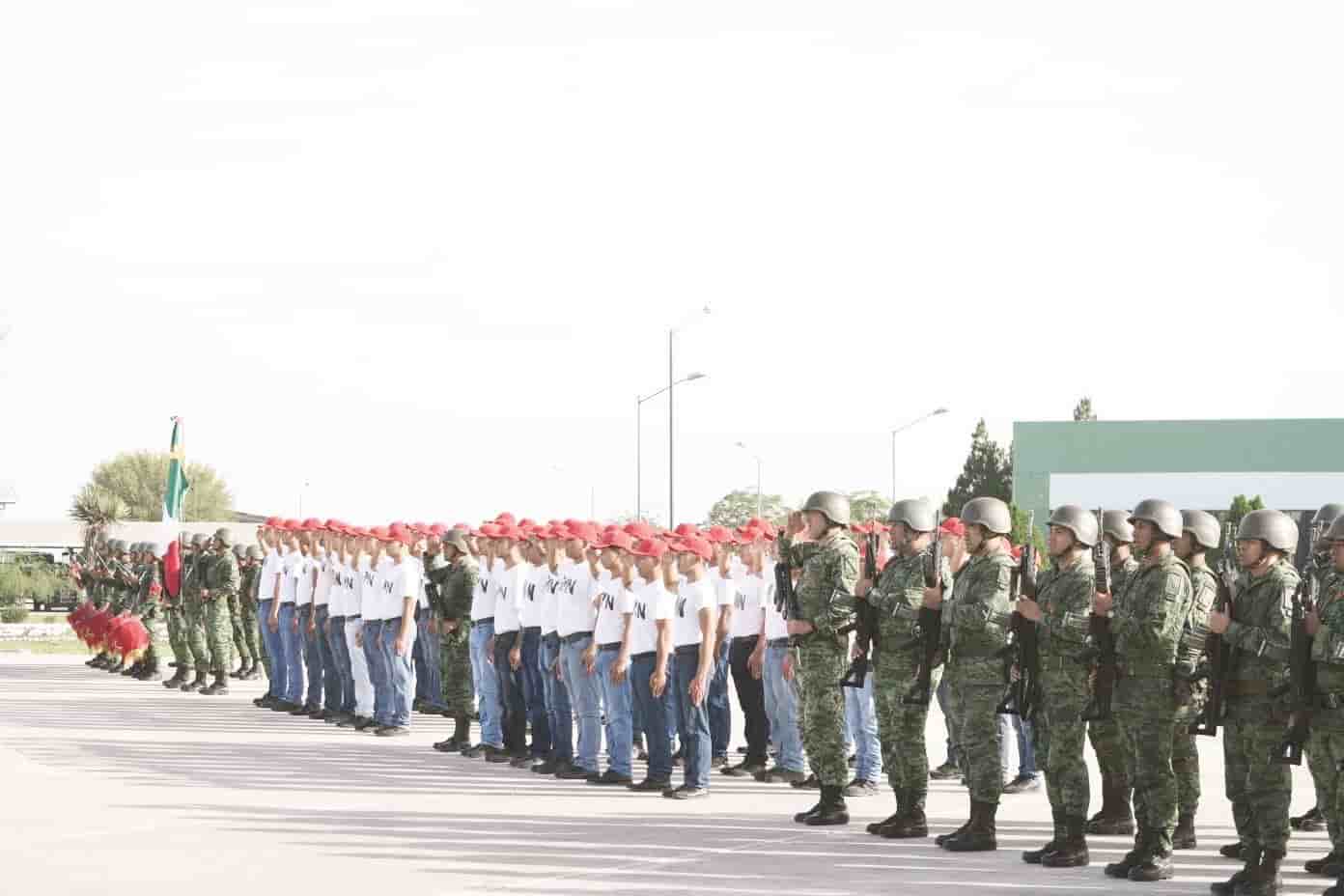 Recibe mujer cartilla militar