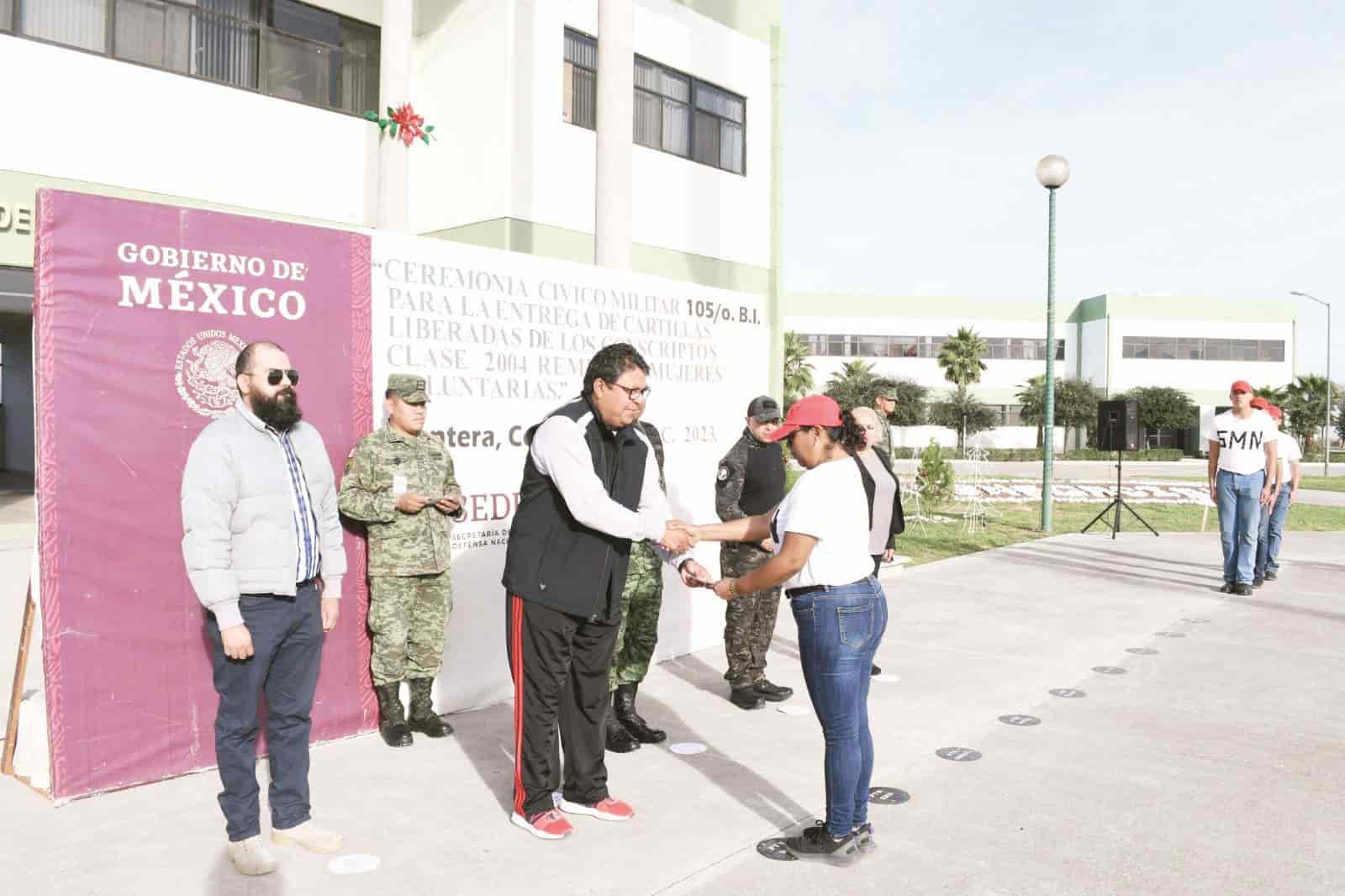 Recibe mujer cartilla militar