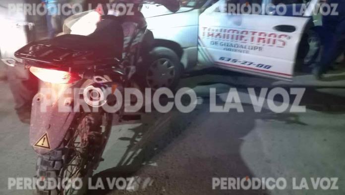 Tumba taxista a motociclista