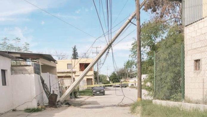 Deja sin energía a vecinos arranca poste de luz