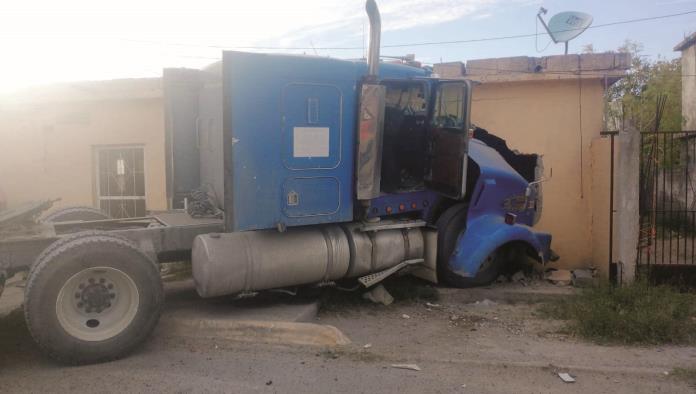 ¡Tremendo susto! 3 viejitas rezaban el rosario y trailer entra con todo a la casa