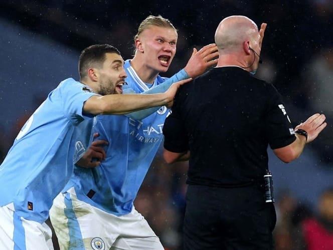 Manchester City sería sancionado por protestas al árbitro