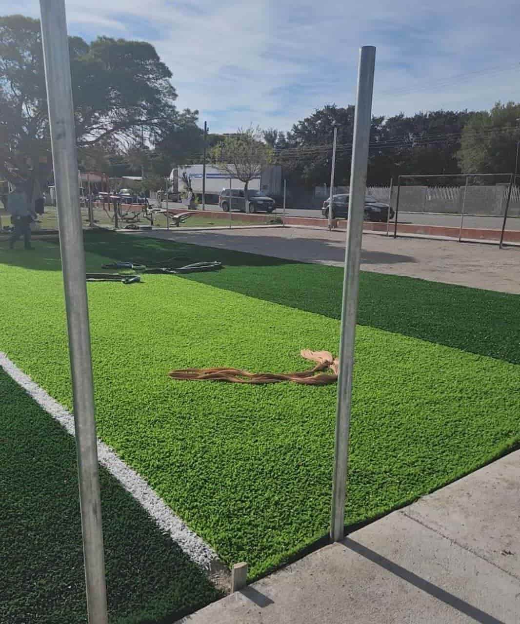 Avanza la construcción de canchas de fútbol rápido en la colonia el Encino de Nava