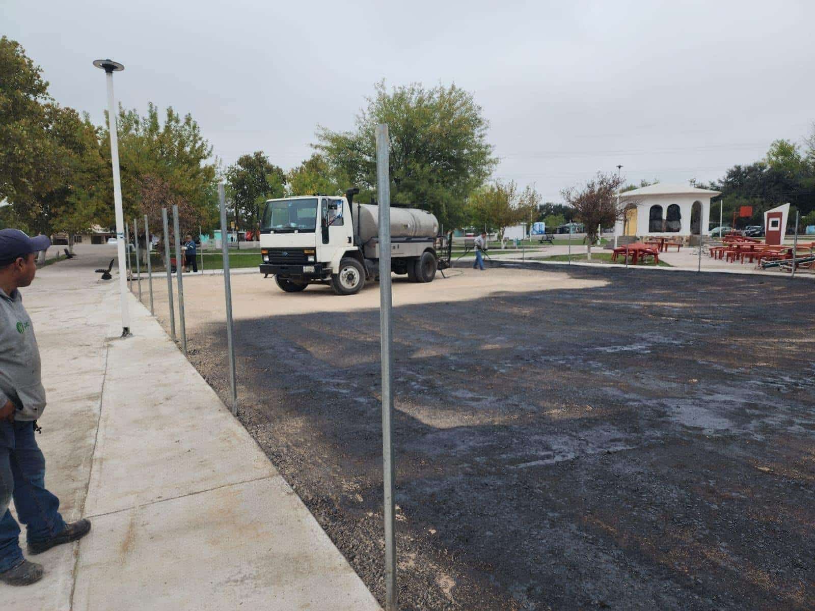 Avanza la construcción de canchas de fútbol rápido en la colonia el Encino de Nava