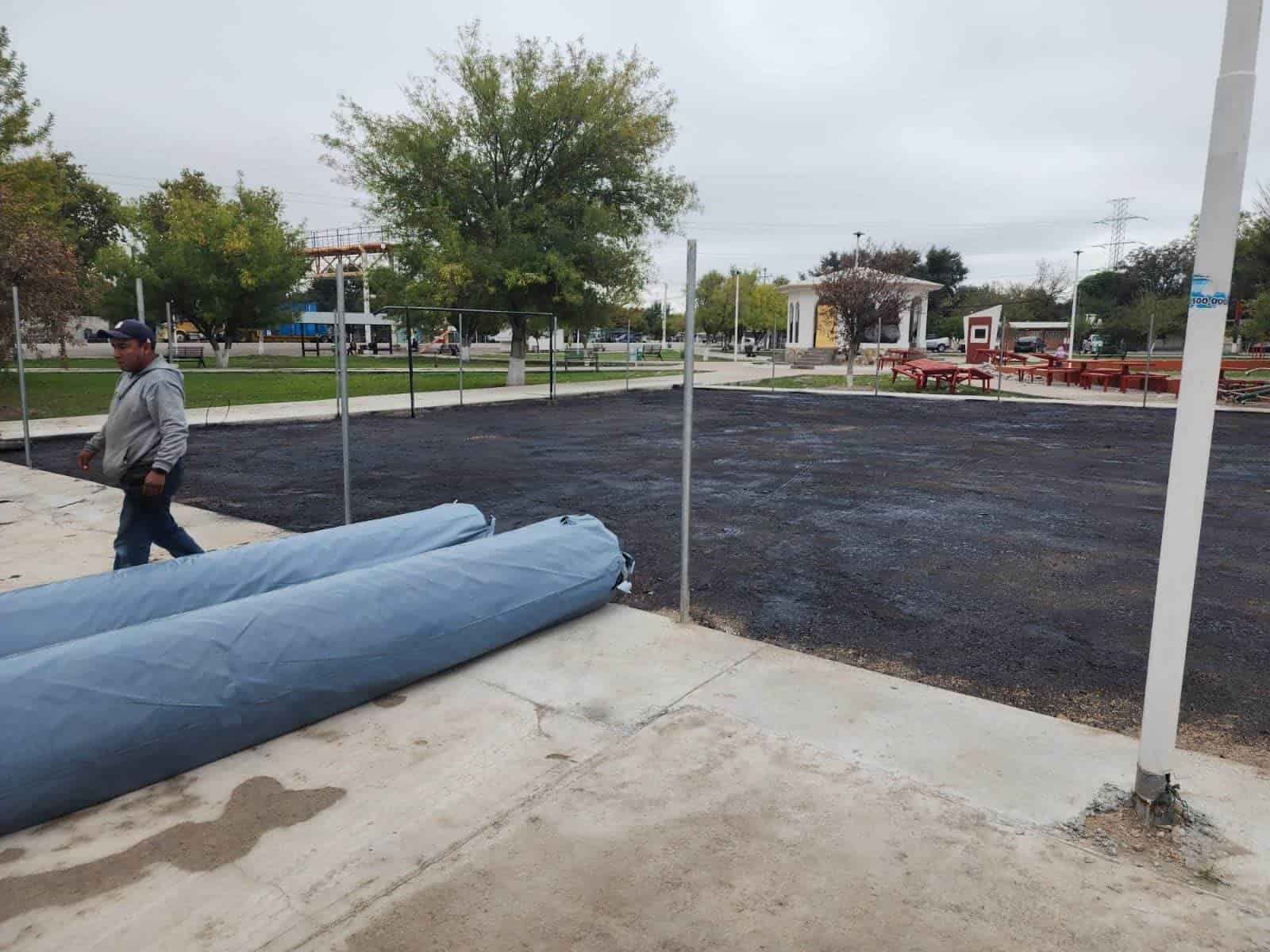 Avanza la construcción de canchas de fútbol rápido en la colonia el Encino de Nava