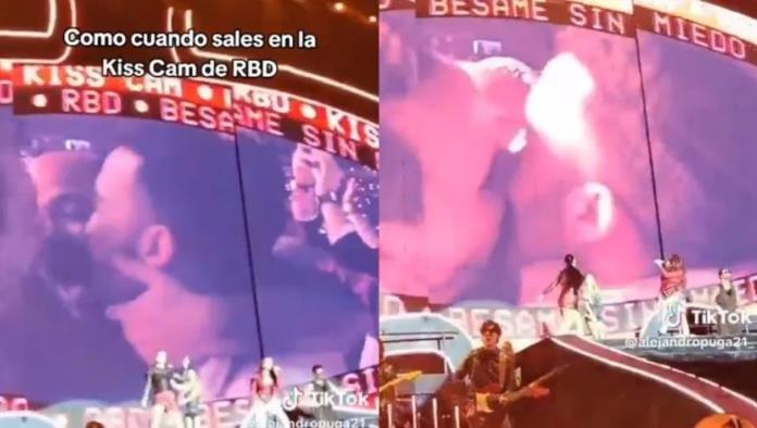 Jóvenes comparten un beso de tres en Kiss Cam de concierto de RBD