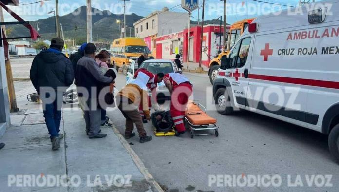 Se le mete taxi a motociclista