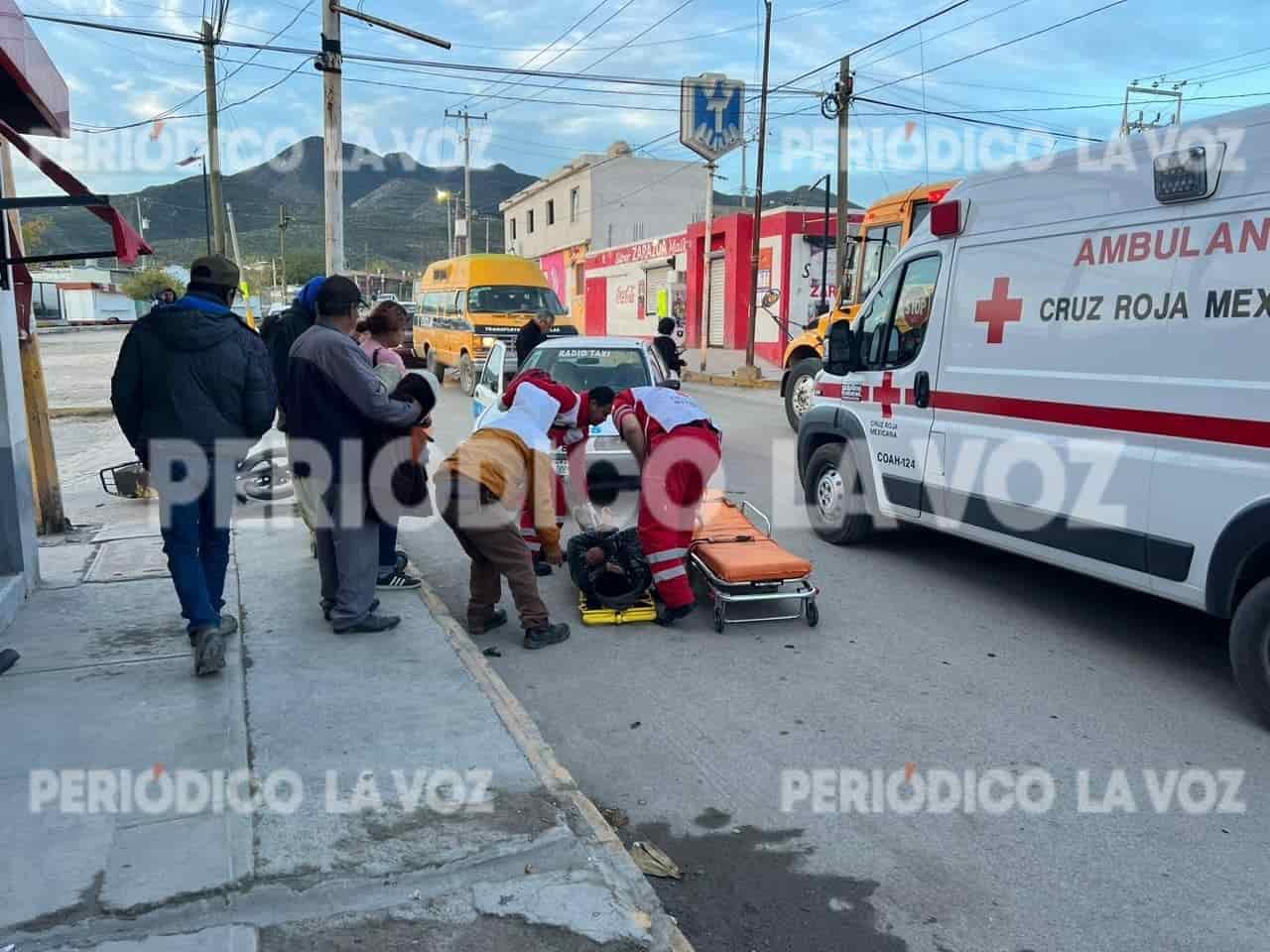 Se le mete taxi a motociclista