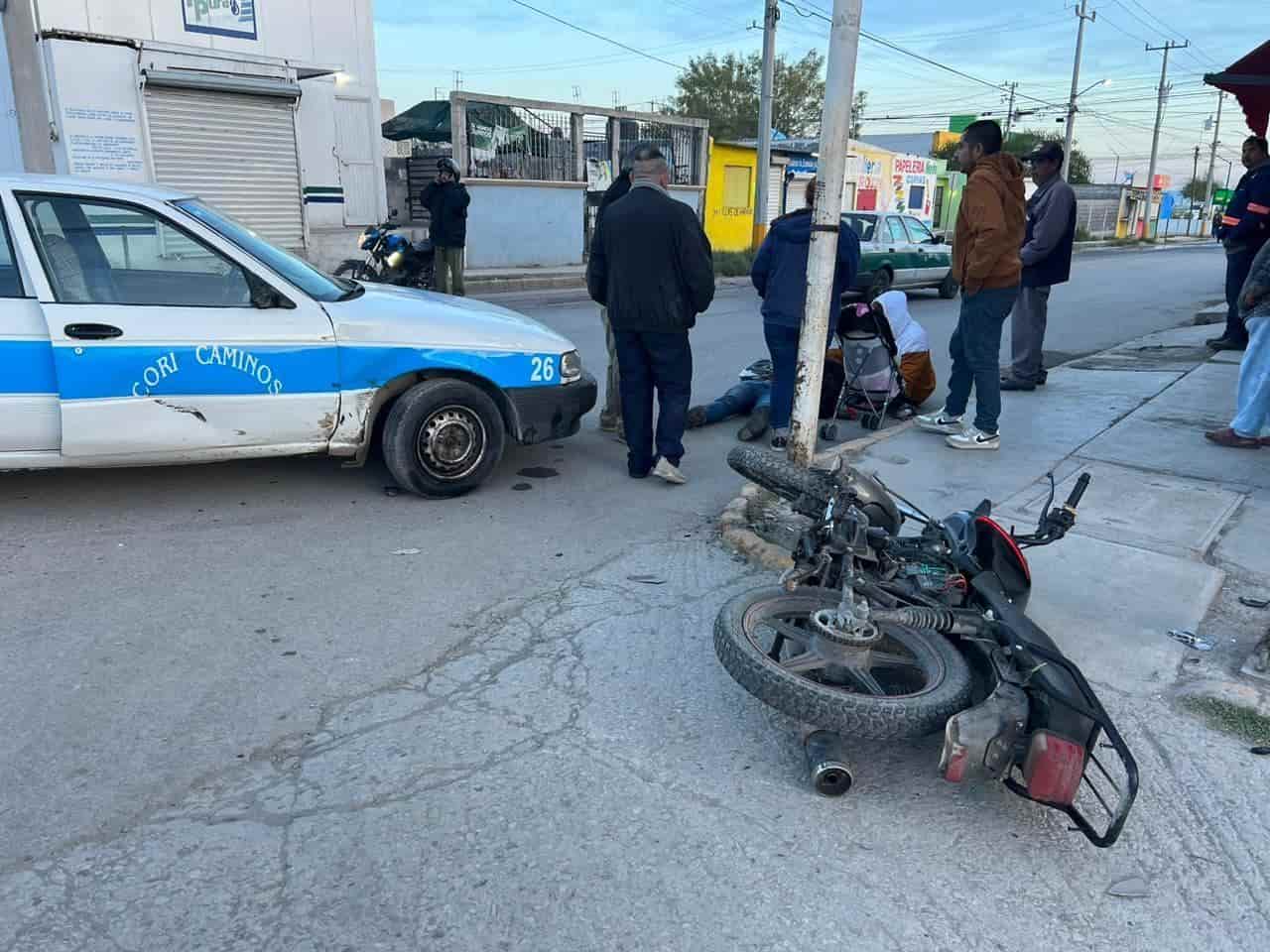 Se le mete taxi a motociclista